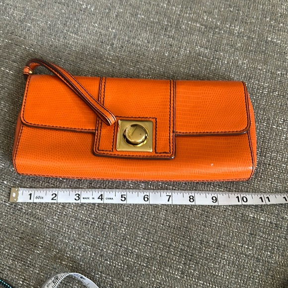 Banana Republic Handbags - EUC Chic Banana Republic wristlet